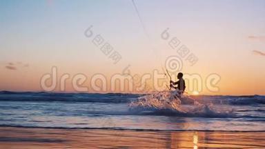 <strong>风筝</strong>冲浪者在海浪上航行。 马尔代夫。 慢动作